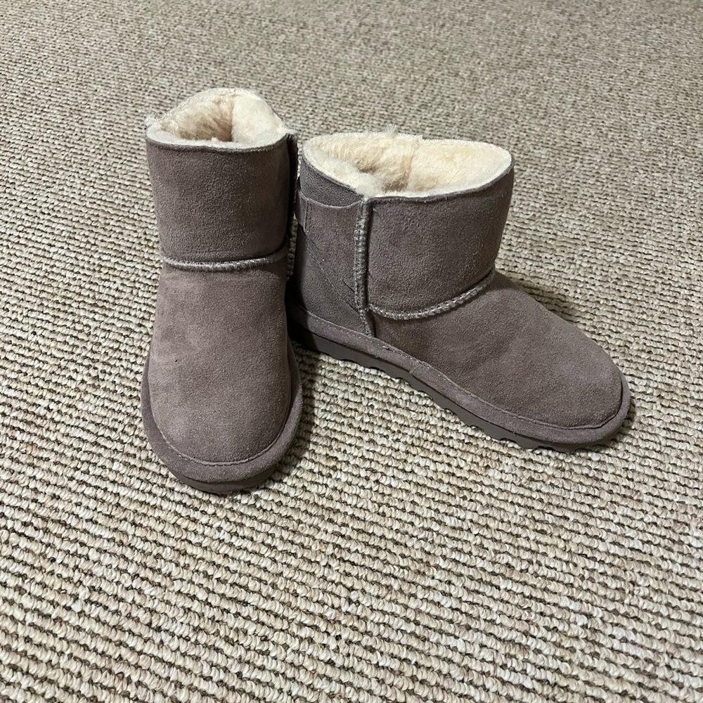 Bearpaw Betty short boot youth sized 1